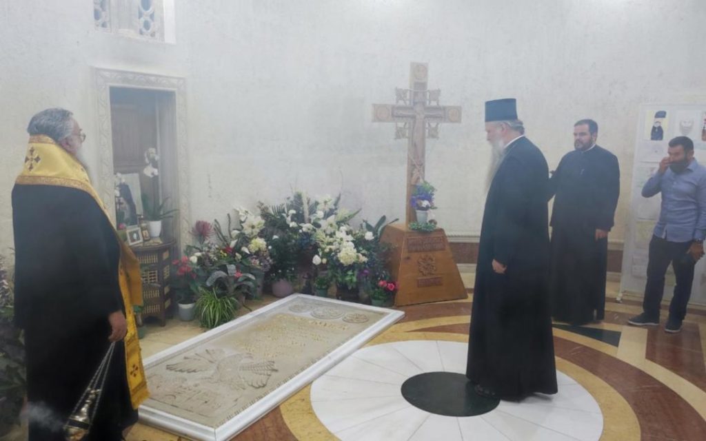 Владика Лонгин служио помен на гробу блаженопочившег Митрополита Амфилохија