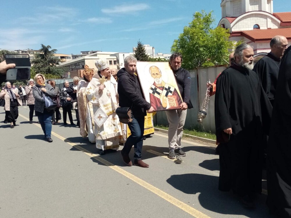 Стотици участваха в лития около бургаския Храм Свети Николай на втория му храмов празник