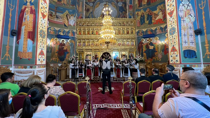 Corul Evia al Parohiei Brâncuși, alături de Arhidiaconul Mihail Bucă și fiica sa, Irene: Concert caritabil