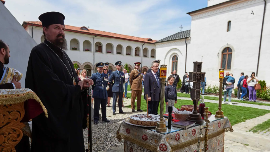 Ambasadorul britanic și starețul Mănăstirii Comana s-au rugat pentru aviatorii englezi căzuți în Delta Neajlovului în 1944