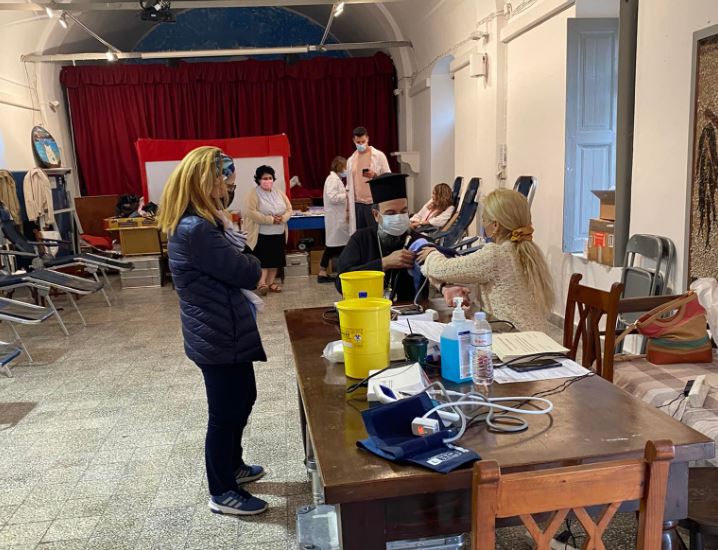 Ο Μητροπολίτης Θήρας στο συνεργείο αιμοδοσίας στην Οία