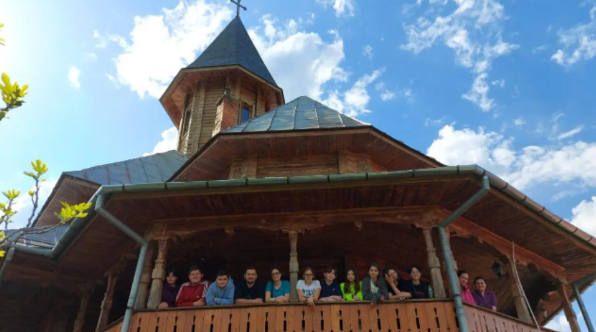 Un grup de tineri din Arhiepiscopia Alba Iuliei, pelerini la biserici şi mănăstiri din patru judeţe ale ţării | FOTO