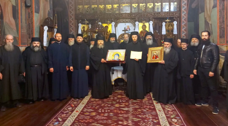 Schitul gorjean Poiana Pustnicului a primit un veșmânt al Sf. Dimitrie Cel Nou de la Catedrala Patriarhală
