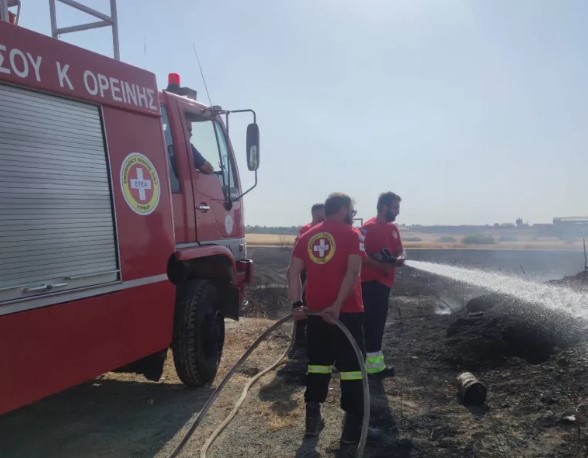 Το πυροσβεστικό όχημα της Ι. Μητρόπολης Ταμασού σε κατάσβεση δύο πυρκαγιών