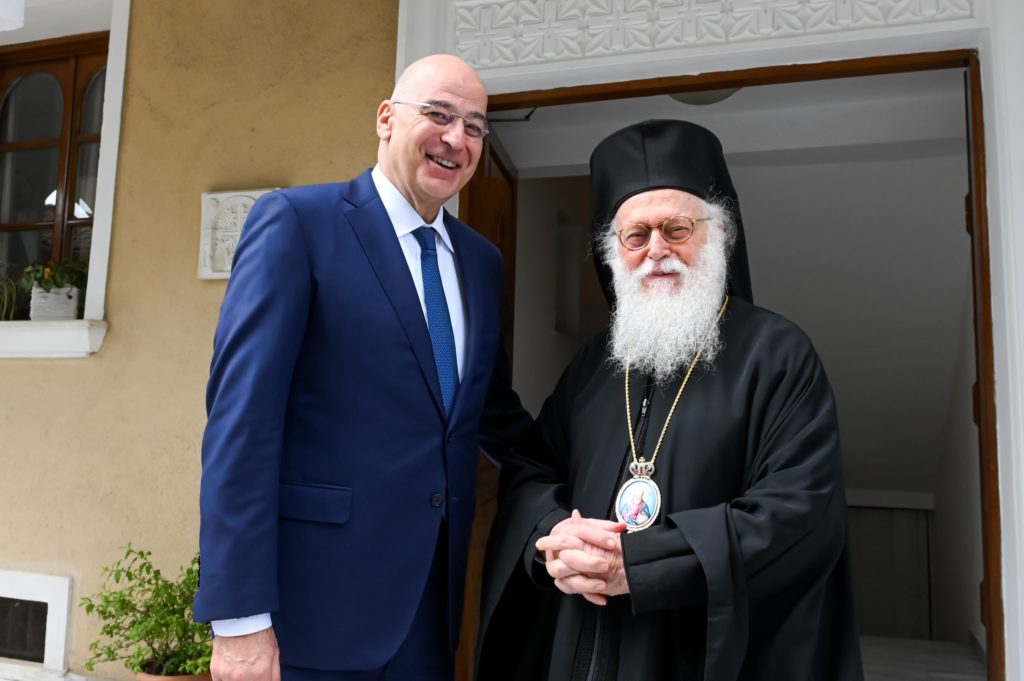 Εγκάρδια συνάντηση Αρχιεπισκόπου Αναστασίου-Νίκου Δένδια στα Τίρανα