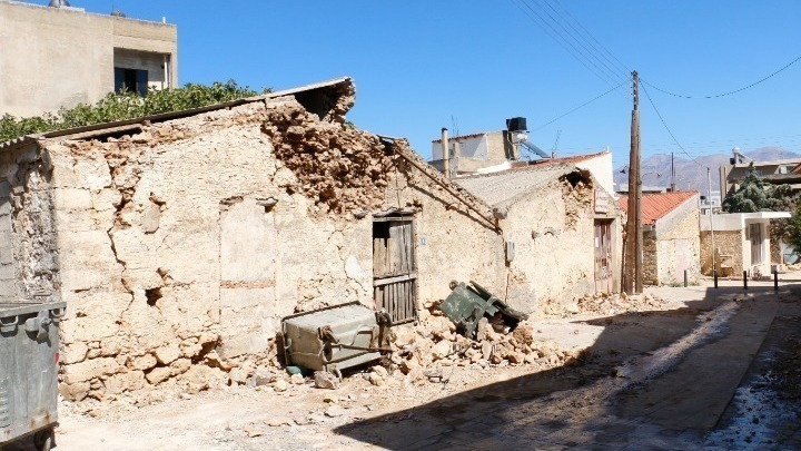Αρκαλοχώρι: Προχωρά το σχέδιο στήριξης και αποκατάστασης των σεισμόπληκτων