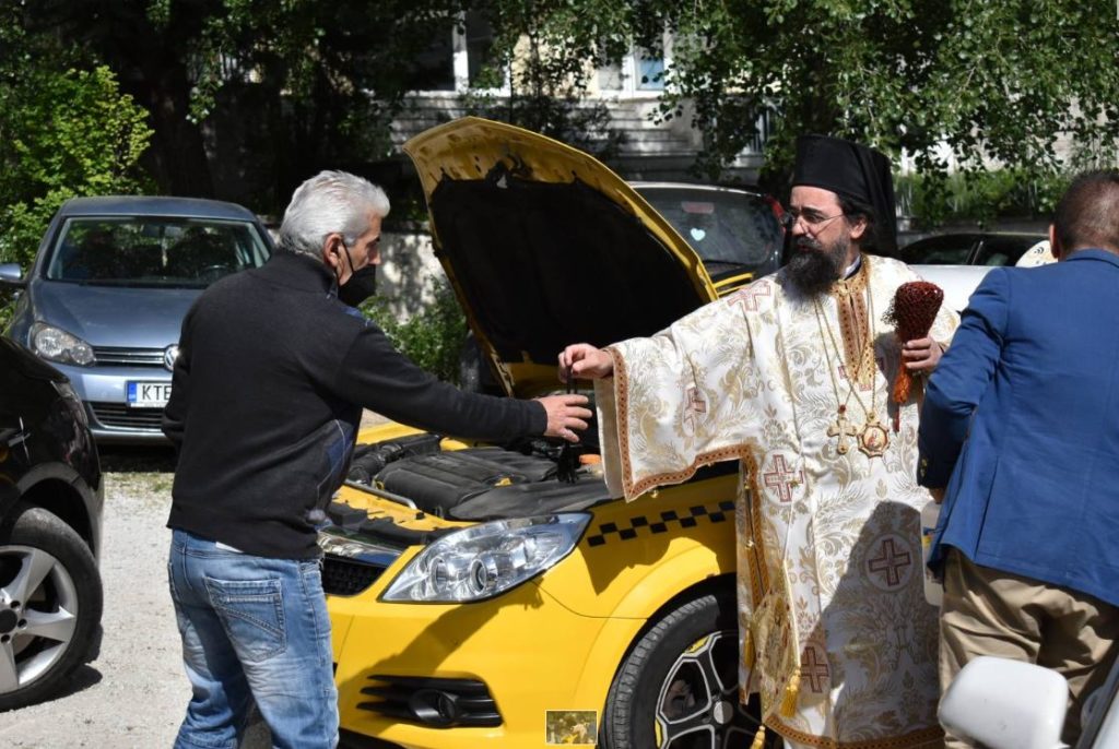Ευλογία ένα κομποσχοίνι στους οδηγούς ταξί της Καστοριάς