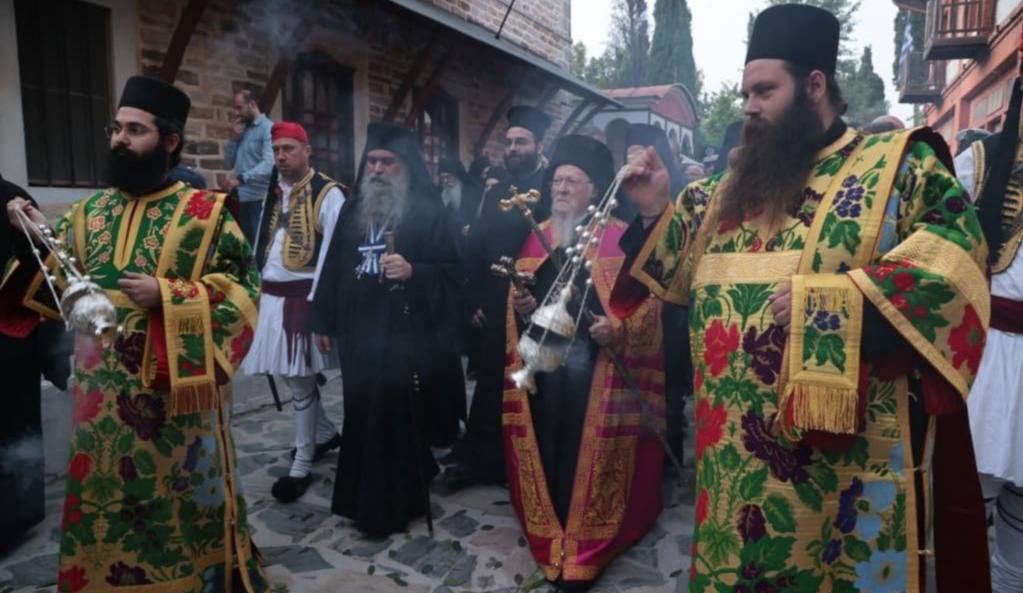 მსოფლიო პატრიარქს ათონის წმინდა მთაზე ოცივე მონასტრის წარმომადგენლობა მიეგება [ფოტო]