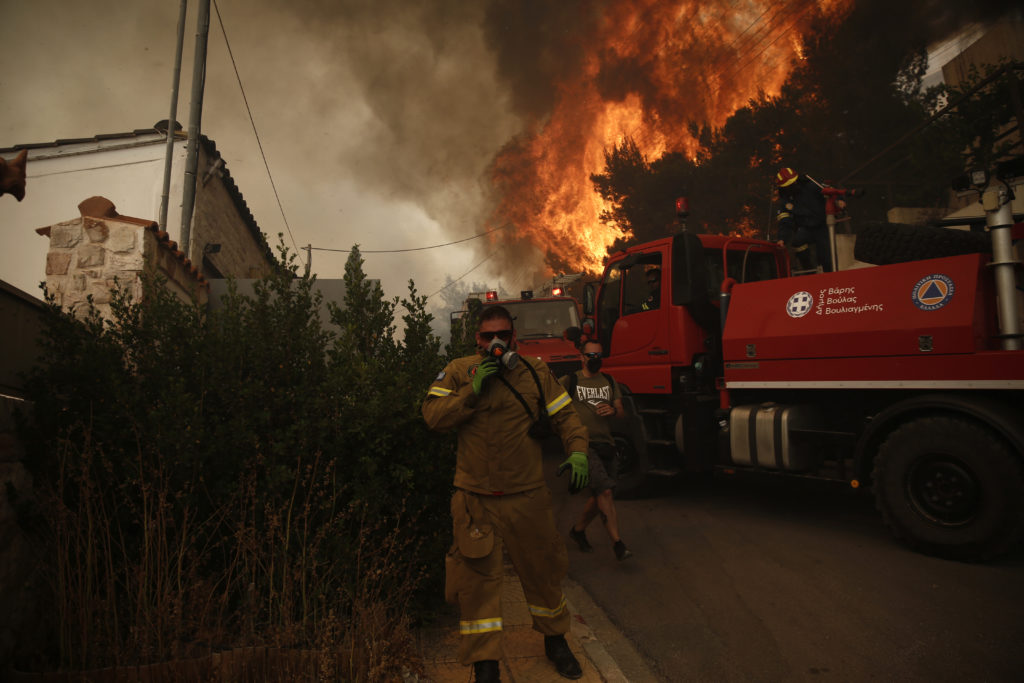 Πυρκαγιά στη Βούλα: Εκκενώνονται οικισμοί, γηροκομείο και τα Παιδικά Χωριά SOS