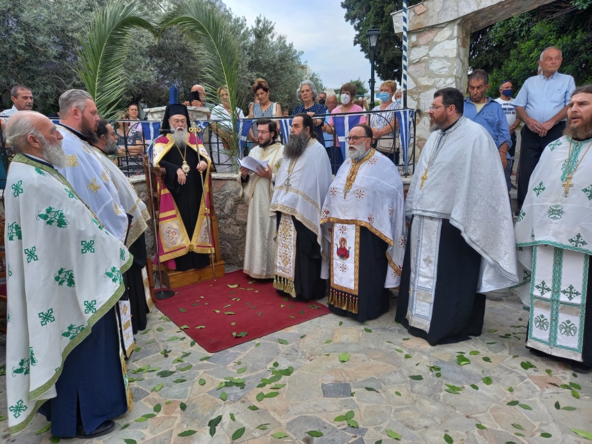 Εσπερινός στον πανηγυρίζοντα ναό Αγίου Θεοδώρου Στρατηλάτου στους Αγίους Θεοδώρους