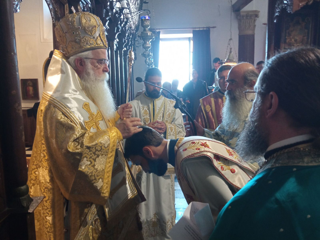 Εορτή του Αγίου Πνεύματος με χειροτονία Πρεσβυτέρου στον Άνω Βόλο