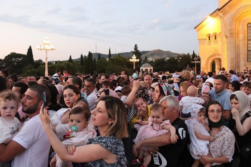 1600 детей приняли крещение от Патриарха Грузинского Илии