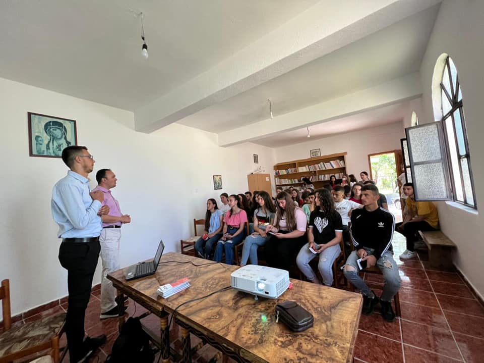 Departamenti i Theologjisë dhe Kulturës ishte sot me maturantët e gjimnazit “Kostandin Shpataraku”