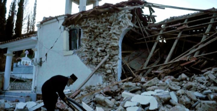 Μνήμες σεισμού: «Τα δύο καμπαναριά ακροβατούσαν κομμένα για να μην πέσουν πάνω στον Ναό»