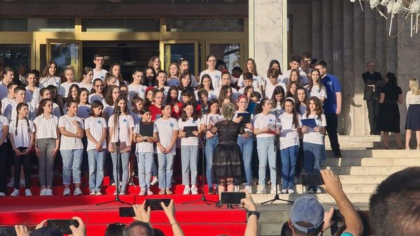 Protagonistët” duke performuar plot gëzim