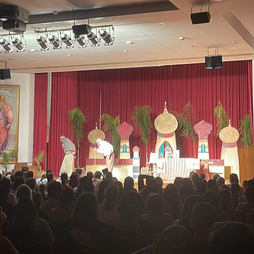 O Μητροπολίτης Λεμεσού σε θεατρική παράσταση για την ενίσχυση Πνευματικού Κέντρου της Μονής Μαχαιρά