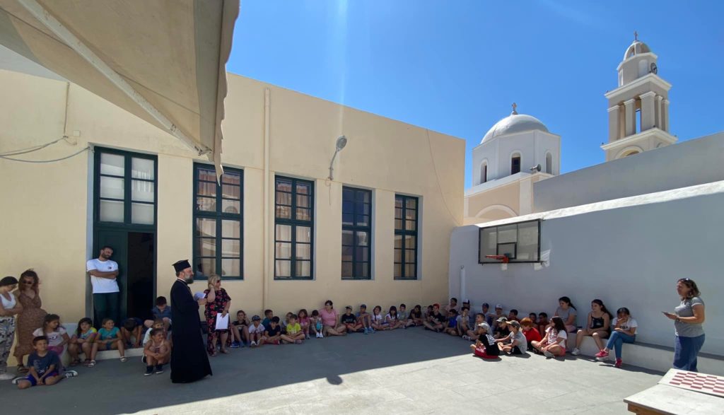 Επίσκεψη του Μητροπολίτη Θήρας στο Δημοτικό σχολείο Ακρωτηρίου Σαντορίνης