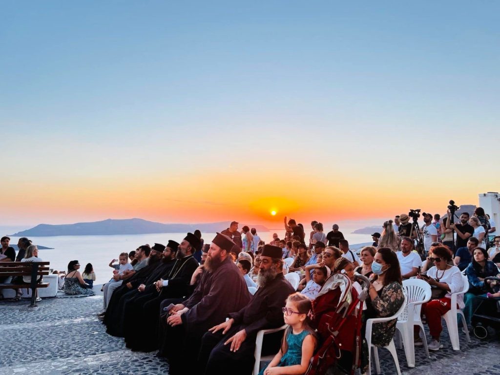 Ο Μητροπολίτης Θήρας στην εκδήλωση “Οι νέοι τραγουδούν για τους νέους”