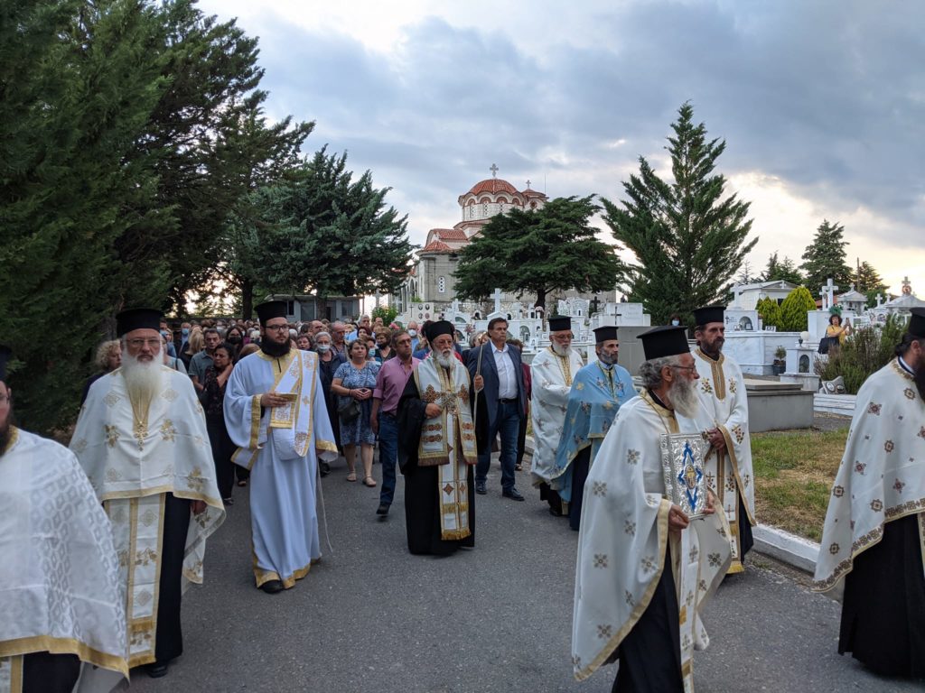 Λιτάνευση της εικόνας της Αγίας Τριάδας στο Κοιμητήριο Τριπόλεως
