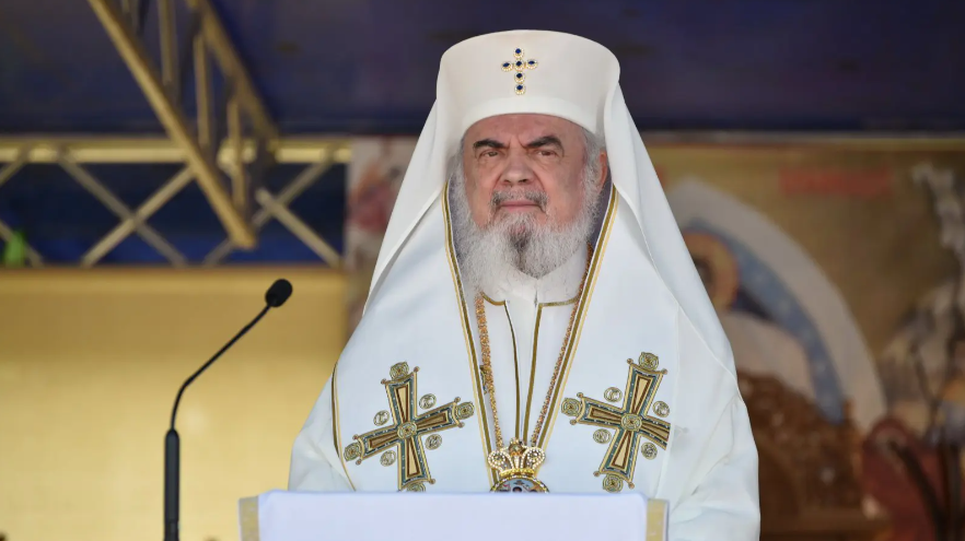 Sfințire de biserică: Patriarhul a explicat taina Sfintei Treimi, la a Cărei iubire veșnică suntem chemați prin botez