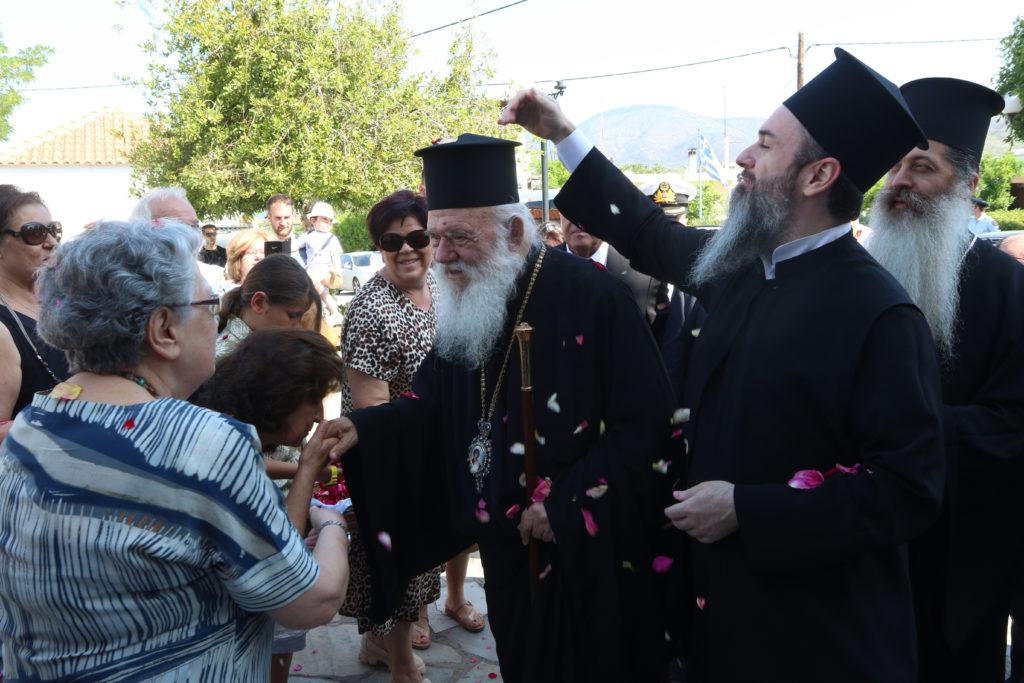 Οι πρώτες εικόνες από την επίσκεψη του Αρχιεπισκόπου Ιερώνυμου στην Βόρεια Εύβοια (ΦΩΤΟ)