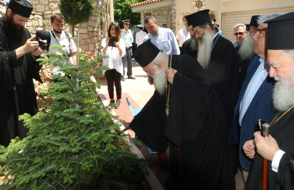 Στην πυρόπληκτη Εύβοια και στον Όσιο Δαυίδ ο Αρχιεπίσκοπος – «Όχι εγώ κι εσύ, αλλά όλοι μαζί»