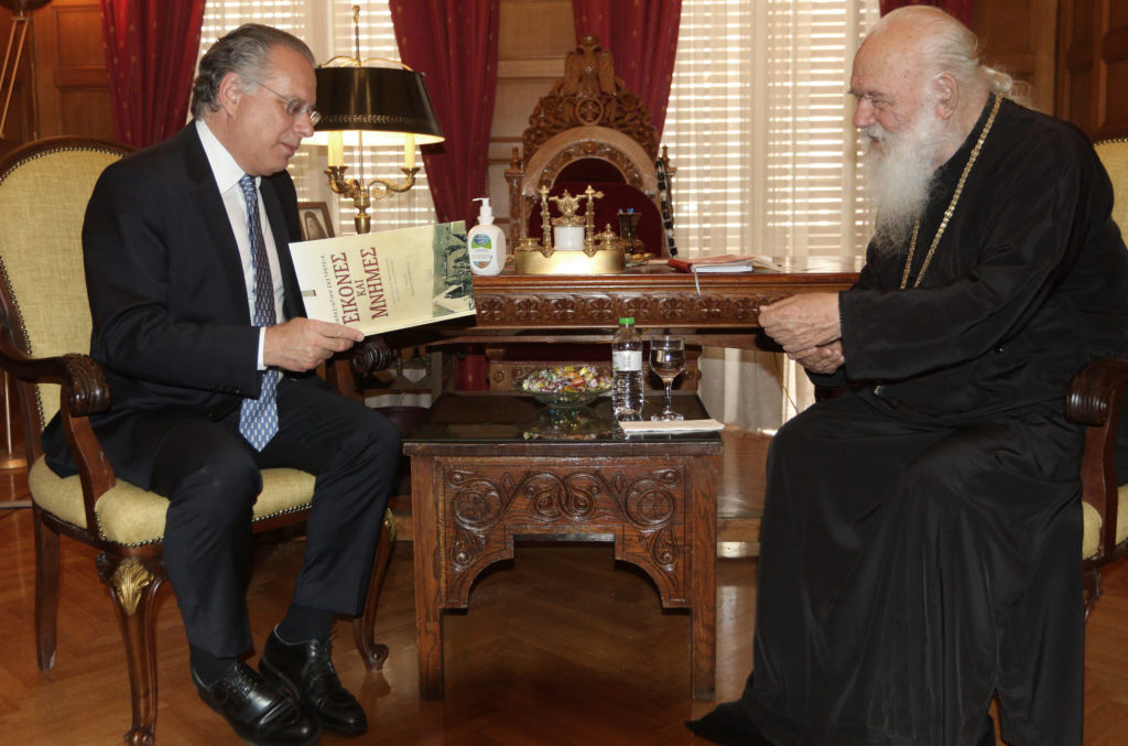 Το δώρο του Γιώργου Κουμουτσάκου στον Αρχιεπίσκοπο Αθηνών και οι άλλες συναντήσεις