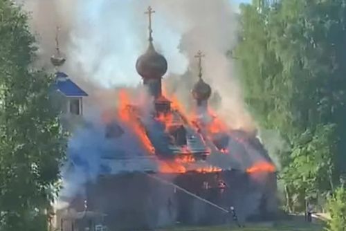 Φωτιά σε εκκλησία στην Αγία Πετρούπολη – Διασώθηκαν τα ιερά λείψανα