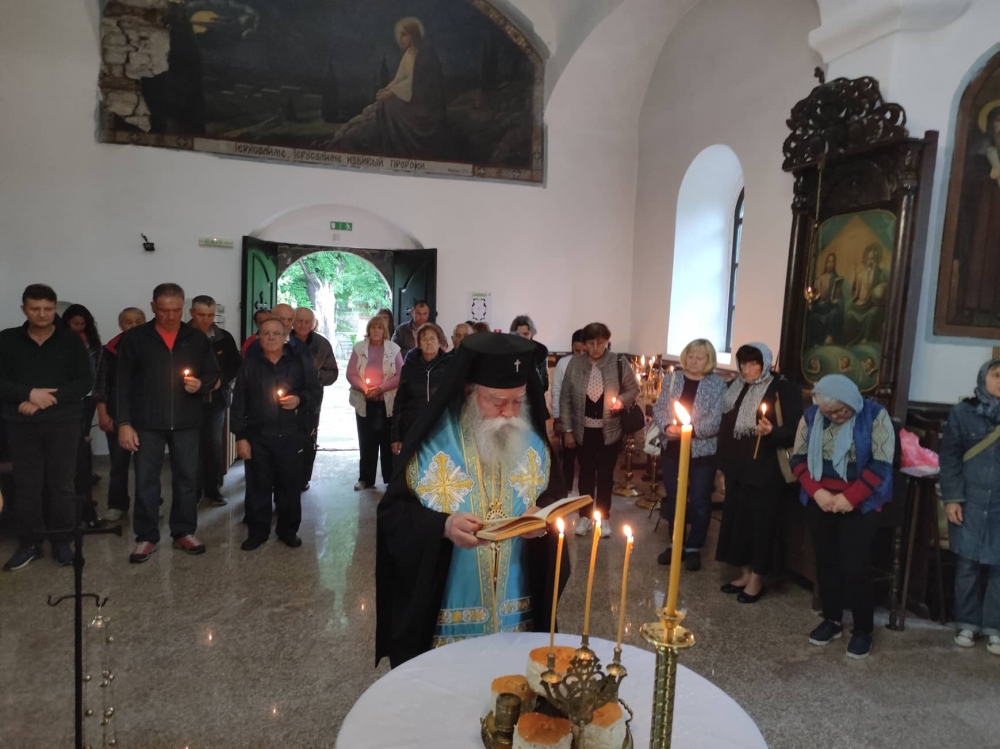 Архиерейски богослужения за празника Света Троица в Ловчанска епархия