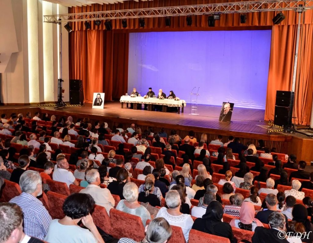 Arhim. Zaharia Zaharou, unul dintre cei mai profunzi trăitori contemporani ai Ortodoxiei, a conferențiat la Deva