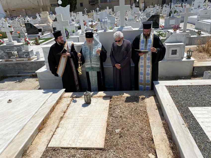 Τρισάγιο στον τάφο του μακαριστού Κορίνθιου Μητροπολίτη Δημητριάδος κυρού Δαμασκηνού
