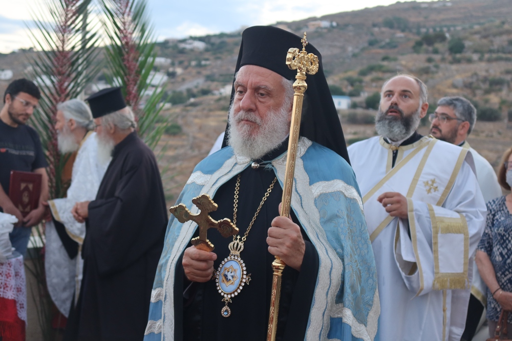 Ο Μητροπολίτης Δωρόθεος στο πανηγυρίζον Μετόχι της Αγίας Τριάδος Άνω Σύρου