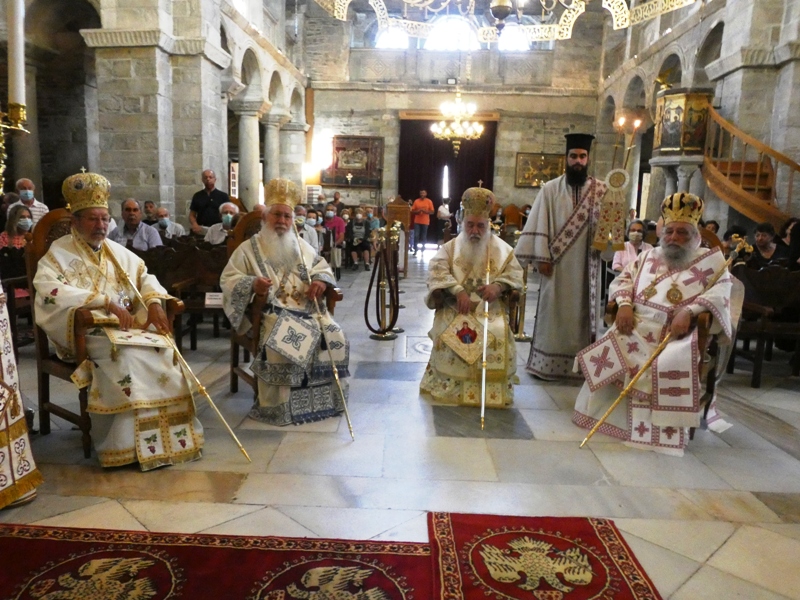 Πολυαρχιερατικό συλλείτουργο στην Εκατονταπυλιανή της Πάρου