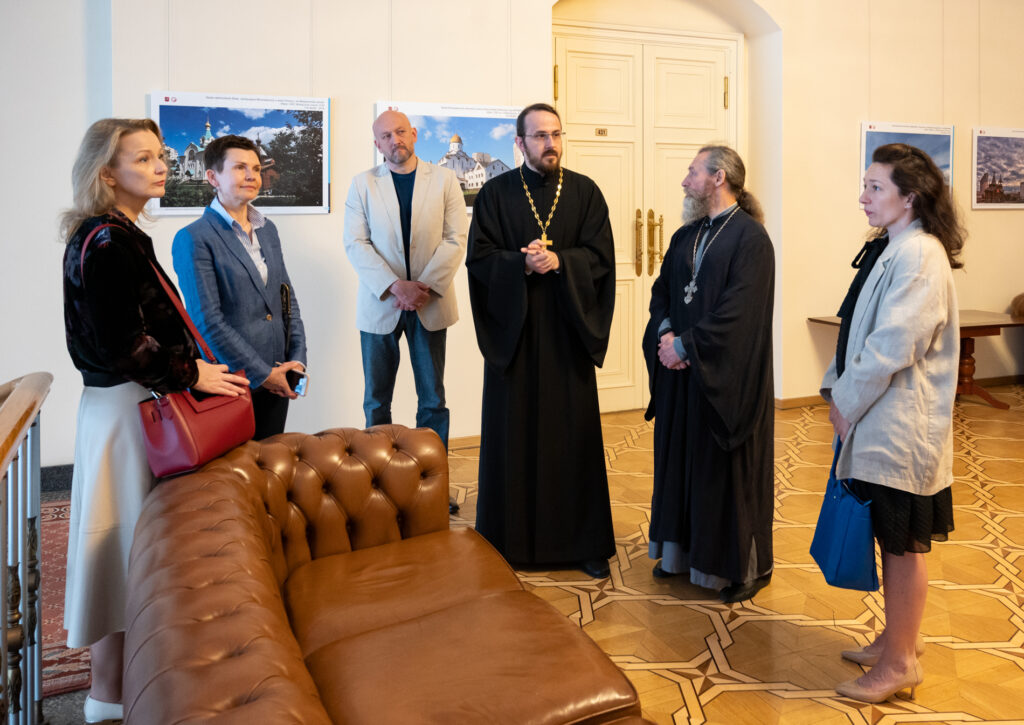 В комплексе зданий Правительства Москвы открылась фотовыставка, посвященная новым храмам столицы