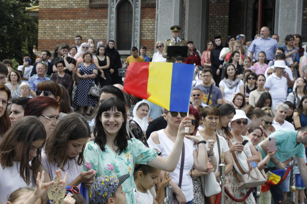 Sute de timișoreni au participat la Ziua Drapelului Național. Ceremonia religios-militară, în fața Catedralei Mitropolitane