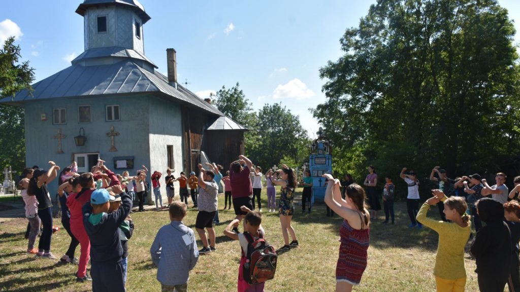 Peste 2300 de copii din zona rurală vor participa la taberele de vară oferite gratuit de Episcopia Hușilor