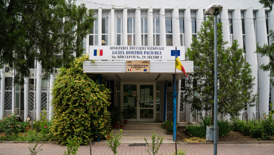 O sală de clasă pictată de elevii Liceului „Dimitrie Paciurea” din București va fi binecuvântată la încheierea lucrărilor