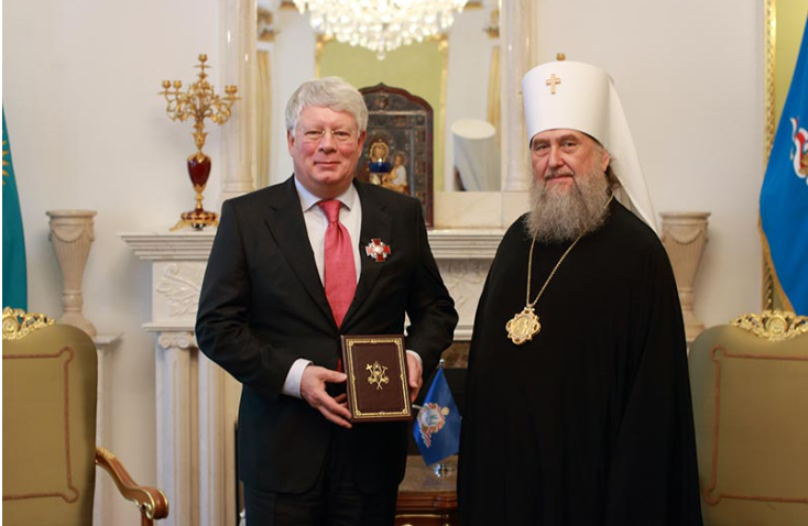 Митрополит Астанайский и Казахстанский Александр вручил послу России в Казахстане А.Н. Бородавкину орден благоверного князя Александра Невского