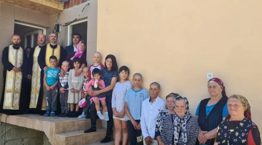 Protoieria Moinești a dăruit a treia casă construită de la zero: O familie cu nouă copii va locui în ea