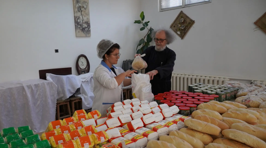 O parohie din Galați a oferit ajutoare pentru 75 de familii numeroase