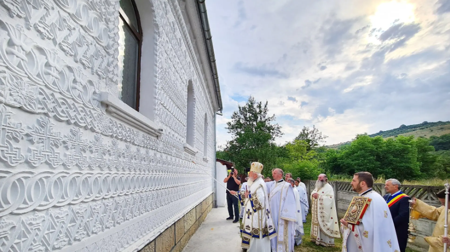 A fost resfințită unica biserică din Transilvania cu fațadă în stilul Bisericii Sf. Trei Ierarhi din Iași