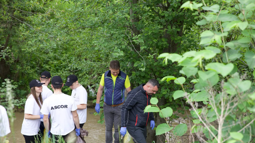 Voluntarii ASCOR Alba Iulia au organizat o acţiune de ecologizare în oraşul Abrud