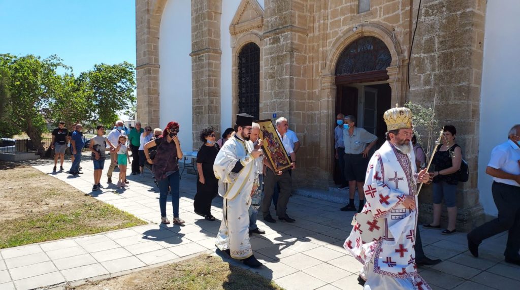 Κύπρος: Πλήθος εκτοπισμένων εκκλησιάστηκαν στο κατεχόμενο Έξω Μετόχι