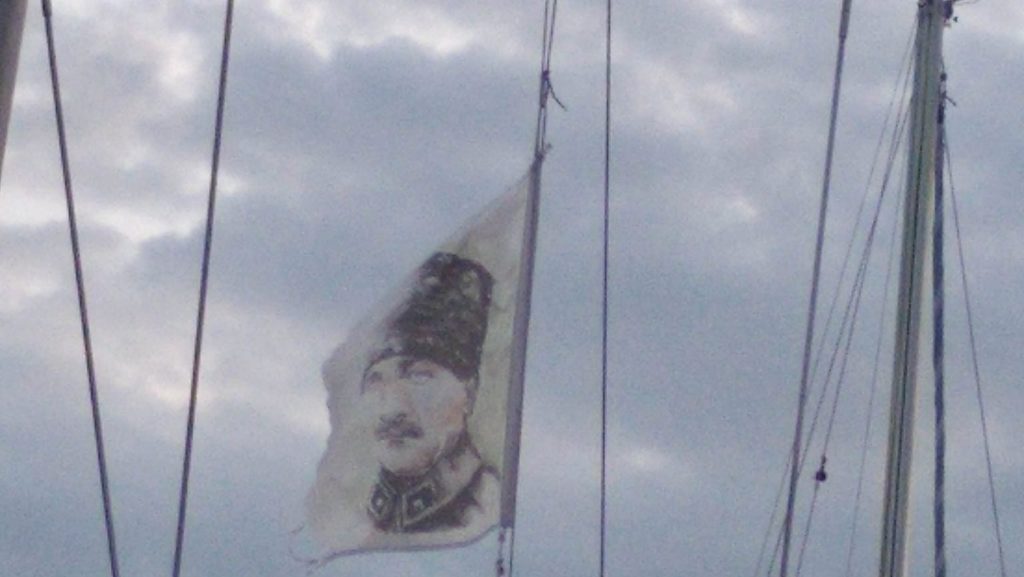 Πρόκληση στο λιμάνι της Μυτιλήνης: Τούρκοι ύψωσαν σημαία με τον Κεμάλ
