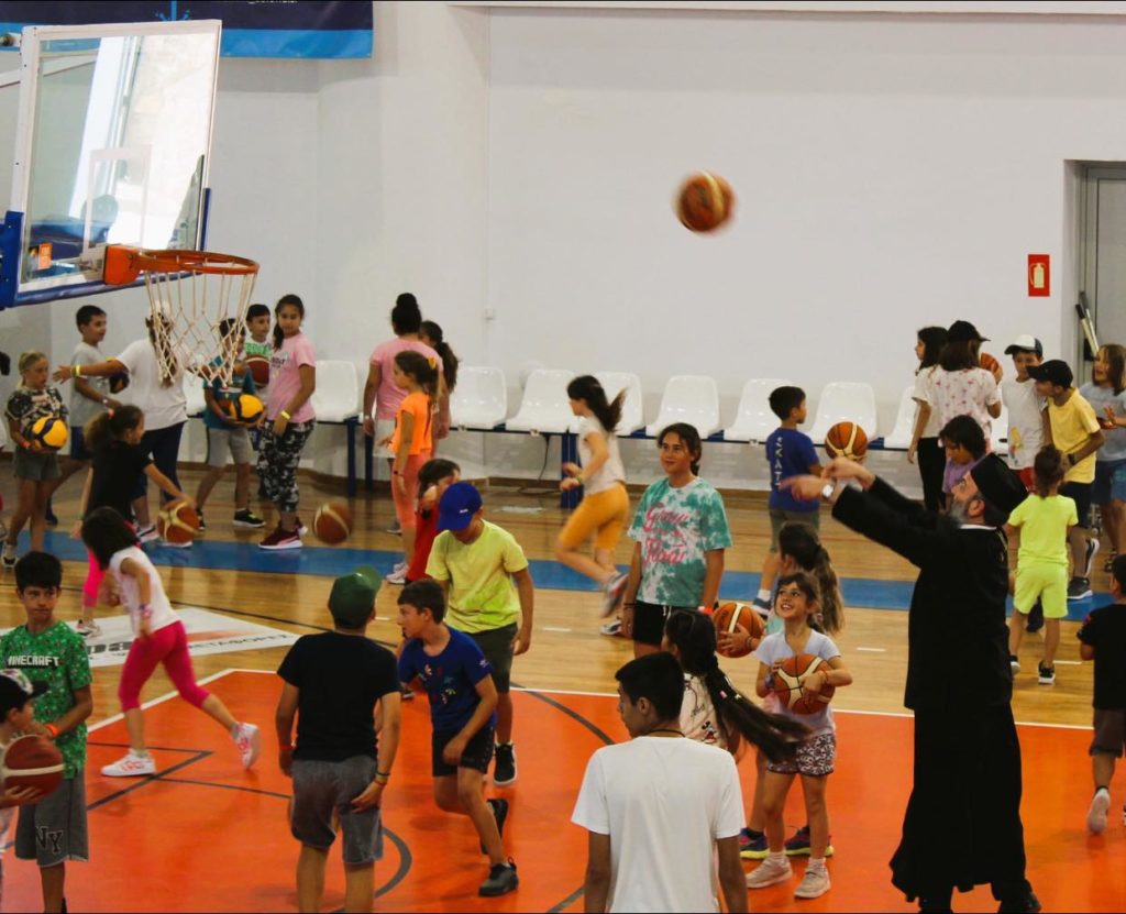 Σαντορίνη: Ο Μητροπολίτης έπαιξε μπάσκετ με τα παιδιά