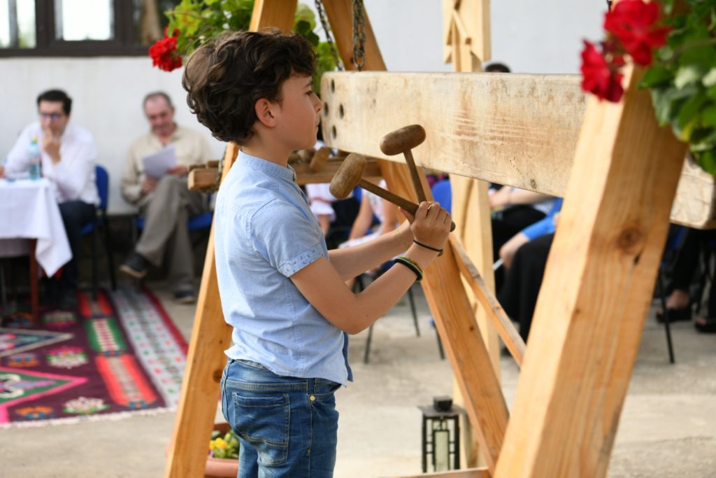 ΡΟΥΜΑΝΙΑ: Μικρά παιδιά διαγωνίστηκαν στον χτύπο του ταλάντου