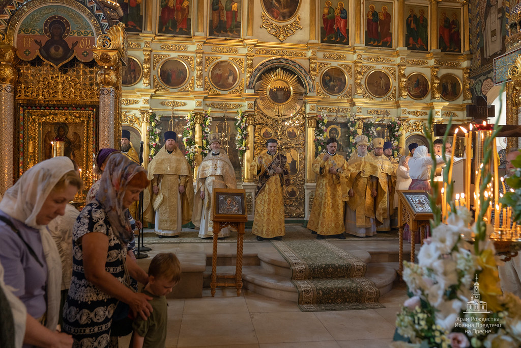 В день престольного праздника митрополит Волоколамский Антоний совершил Литургию в храме Рождества Иоанна Предтечи на Пресне