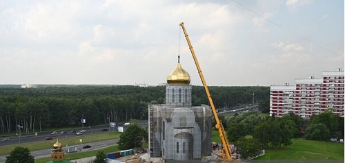 Купол и крест установили на Владимирский храм в Крылатском ко Дню Крещения Руси