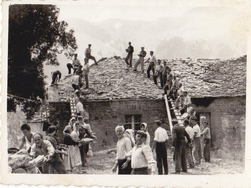 Ιστορική φωτογραφία δείχνει την επισκευή στέγης στον Ι.Ν. Αγ. Νικολάου Ανιάδος το 1961