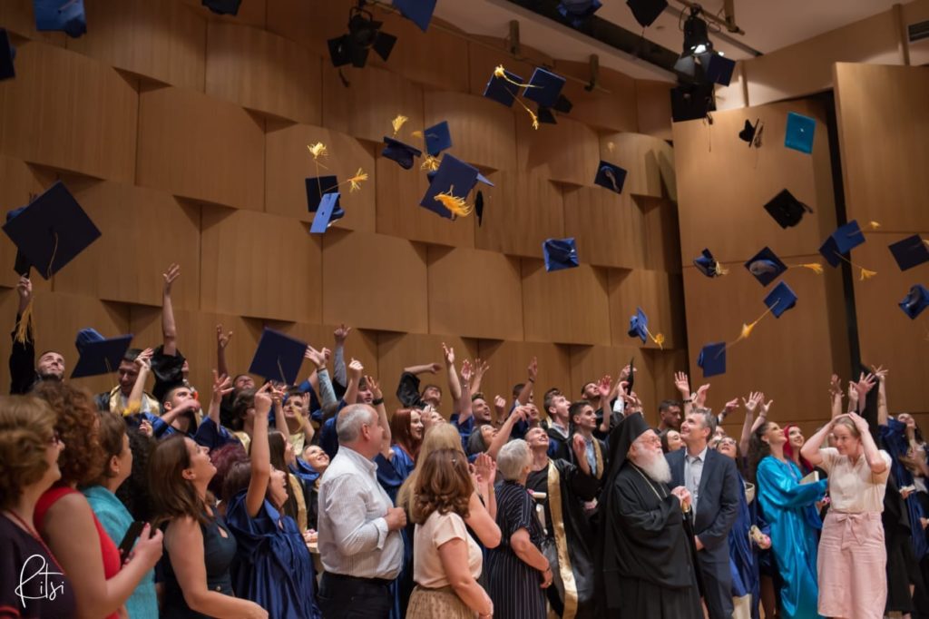 në Qendrën Kulturore, pranë Katedrales “Ngjallja e Krishtit”, u organizua Ceremonia e Diplomimit të maturantëve të gjimnazit “Protagonistët”, në praninë e Kryepiskopit të Tiranës, Durrësit dhe Gjithë Shqipërisë, Pr.Dr. Anastasit.